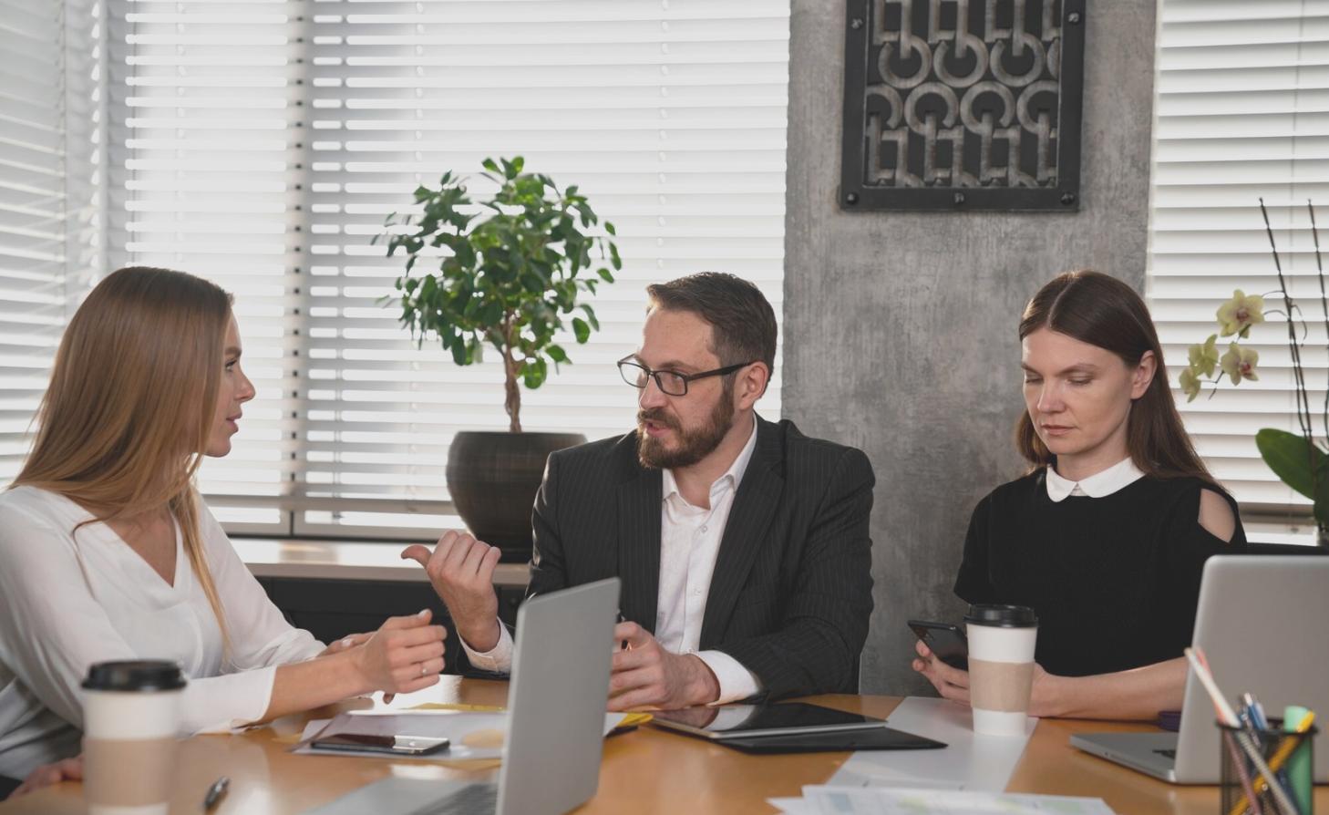 Professionelles Team bei der Finanzanalyse